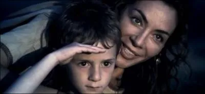 Quelle est l'activit du fils de Maximus, lorsque des cavaliers approchent de sa maison ?