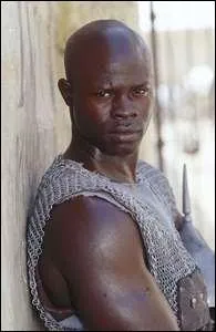 Quel est le nom de l'esclave d'origine africaine qui adresse la parole  Maximus, durant le voyage vers les provinces orientales ?