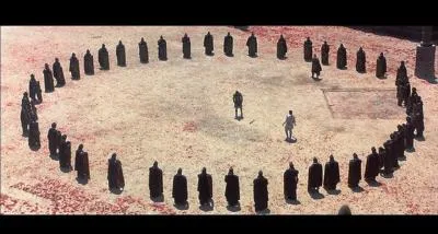 Combien de gardes prtoriens entourent Commode et Maximus dans l'arne ?