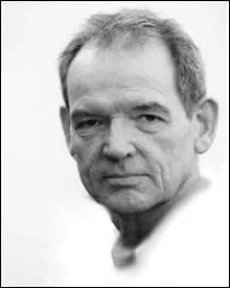 Dans la saga  Pirates des Carabes , je joue Mercer, l'homme de main de Cutler Beckett. Dans Gladiator, je suis le snateur Falco, suivi par Gaus lors de la soire aprs la victoire. Qui suis-je ?