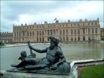 Qui résidait autrefois au Château de Versailles (France) ?