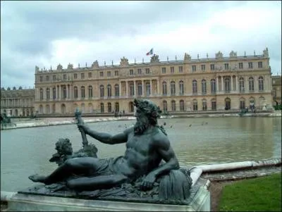 Qui rsidait autrefois au Chteau de Versailles (France) ?