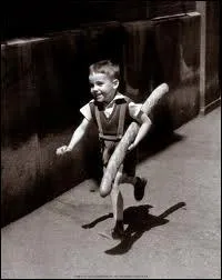 Ce petit garon devrait vous voquer le nom d'un journal, lequel ?