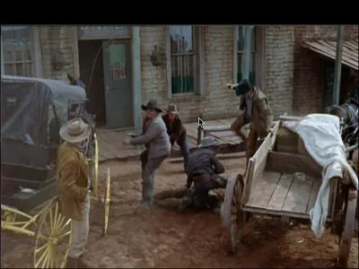 Pendant que les habitants enterrent un des leurs, la banque est attaque par une bande de malfaiteurs. Combien sont-ils ?