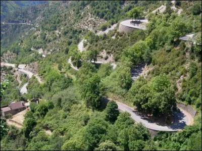 Comment appelle-t-on un col dans les Aurs ?