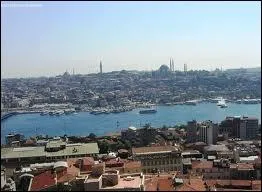 Quelle ville turque se situe sur les rives du Bosphore ?