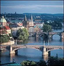 Quelle capitale europenne est traverse par la Vitava ?
