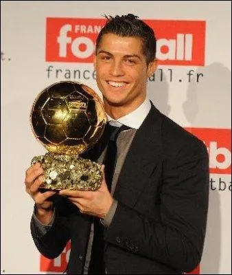 En 2008, 2013 et 2014, 2015 et 2016 quel joueur portugais, ancien milieu de Manchester United, a remporté le Ballon d'or ?