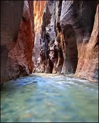 Dans quel pays coule la froufroutante rivire vierge (Virgin river) ?