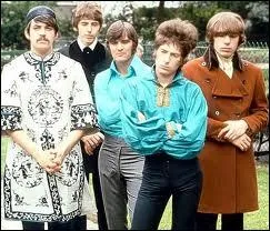 ... But I wandered through my playing cards -And would not let her be -One of sixteen vestal virgins -Who were leaving for the coast... Les fameuses 16 vestales vierges, c'est quel immense tube ?