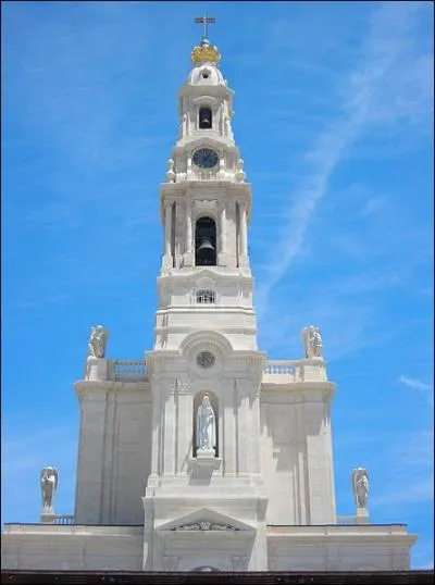 Il y eut une apparition de la Sainte Vierge au Portugal, en quel lieu ?