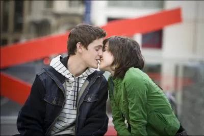 Avec qui Lola sortait-elle avant Jules ?