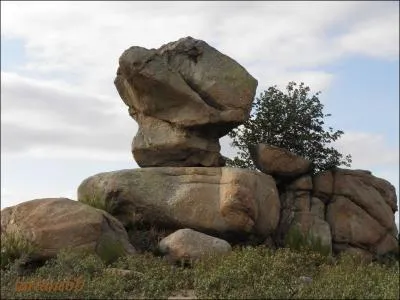 ''Comme un roc 
Ensemble comme un roc 
Tous unis comme un roc 
Tous tel un bloc 
Solides comme le roc''