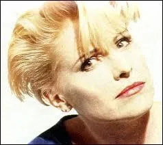 Pour le Q... Je n'ai trouvé que Jackie Quartz ! Elle reste dans nos esprits grâce à cette daube : ''Juste une mise au ----------'' .