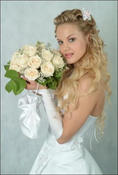 ''Quand la nuit refermait ses ailes 
J'ai souvent rêvé, rêvé 
Que dans la soie et la dentelle 
Un soir je serai la plus belle''