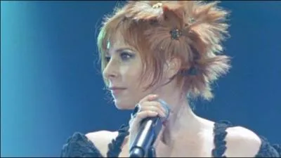 ''Et d'abord le regard 
Tout le temps du prélude 
Ne doit pas être rude 
Ni hagard 
Dévorez-moi des yeux 
Mais avec retenue 
Pour que je m'habitue 
Peu à peu''