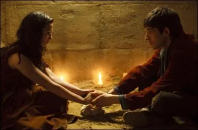 Dans l'pisode 9, de qui Merlin tombe-t-il amoureux ?