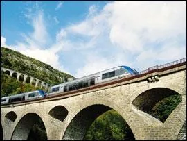 Elle relie Andelot  Saint-Claude en passant par Champagnole et Morez. Cette ligne de chemin de fer  voie unique est surnomme 'la ligne des hirondelles'. Dans quel massif pouvez-vous l'emprunter ?