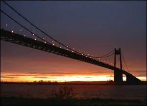 Contrairement au Pont de Normandie, la traverse  pied du pont de Tancarville est...