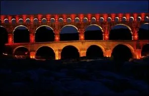 Dans quel département français se situe ce célèbre pont-aqueduc romain ?
