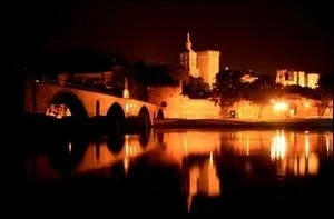 Sur quel pont d'Avignon, y danse-t-on tout en rond ?