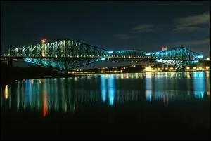Quel est le nom de ce pont qui enjambe le Saint-Laurent ?