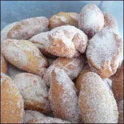 Beignet alsacien, mon nom signifie ' cuisse de dame ', je suis ...