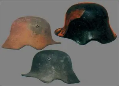 A quoi sert le relief rencontr au niveau de l'oreille du casque allemand modle 1918 ?