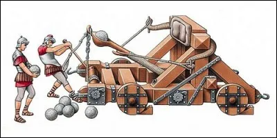 Dans l'Antiquité, quelle arme permettait de lancer de gros rochers sur les ennemis ?