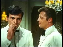 Stuart Damon,  gauche sur la photographie, et Roger Moore, sont ici dans un pisode de la srie Le saint. Damon est un texan. Quelle srie leurs personnages ont-ils inspire par la suite ?