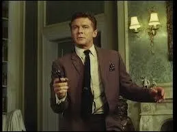 Antiquaire pour sa couverture, il est John Mannering. Son surnom est le titre de la srie, c'est  dire... ?