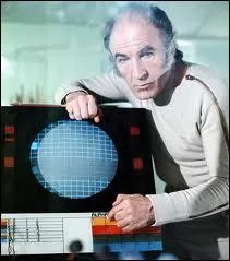 C'est l'acteur Barry Morse dans le rle du Dr Bergman. Quel est le titre de cette srie de science-fiction qui se droule dans une base lunaire errant dans l'espace ?