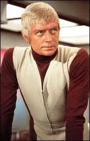 Ed Bishop tait le Commandant Ed Straker, appartenant  l'organisation SHADO. Quel est le titre de cette srie ?