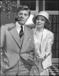 Voici les personnages de Fleur (Susan Hampshire) et de Michael (Nicholas Pennell) dans une srie historique qui eut alors un immense succs. Elle est tire du roman d'un Prix Nobel de Littrature britannique, John Galsworthy. Quel est son titre ?