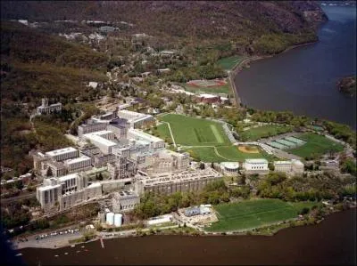 Aux États-Unis, il est plutôt bien vu de sortir de West Point car c'est...
