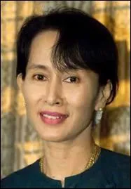 Elle a 2 ans lorsque son pre est assassin. Sa mre est ambassadrice de Birmanie. Elle est la principale personnalit politique de l'opposition birmane. Elle obtient le prix Nobel de la paix en 1991.