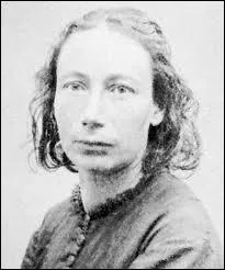 Elle est une figure emblmatique du mouvement ouvrier. Pendant la Commune, elle s'habille en homme, tire et monte sur les barricades. C'est elle qui instaure le drapeau noir (souvenir de nos morts).