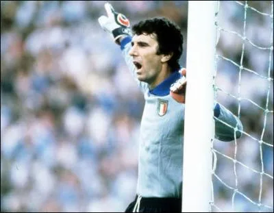 Vainqueur de la Coupe du Monde en 1982. Champion d'Italie avec la Juventus. International italien (112 slections). , il s'agit de ...