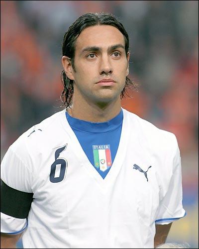Vainqueur de la Coupe du monde 2006 avec l'Italie Ligue des Champions en 2003 et 2007 avec le Milan AC Champion d'Italie en 2000 avec la Lazio Rome, en 2004 et 2011 avec le Milan AC, il s'agit de ... .