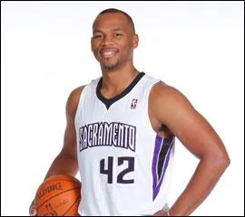 Qui est cet ailier/pivot, ancien joueur des Houston Rockets ?