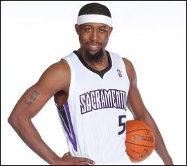 Qui est cet arrire/ailier, ancien joueur des Milwaukee Bucks, des Philadelphia 76ers et des Chicago Bulls ?