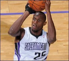 Qui est cet ailier, ancien joueur des Portland Trail Blazers et des New Jersey Nets ?