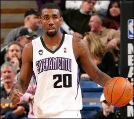 Qui est cet ailier amricain n en Allemagne, ancien joueur universitaire des Orange de Syracuse ?