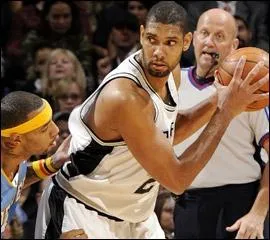 Qui est cet ailier/pivot, 4 fois champion NBA avec les Spurs (1999, 2003, 2005 et 2007), 13 fois All-Star, MVP de la saison rgulire en 2002 et 2003 et numro 1 de la draft 1997 ?