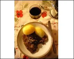 Quelle est ce plat typique d'une ville du Gard, compos de paleron coup en tranches, marin au vin blanc, cuit avec cpres, cornichons, oignons et anchois ?