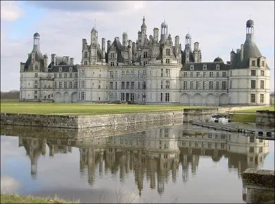 Le plus vaste des chteaux de la Loire qui passa par la Maison de Chtillon, puis celle des Ducs d'Orlans avant d'tre rattach  la Couronne de France en 1498, situ dans le Loir et Cher :