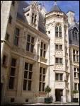 Le palais Jacques Coeur est un exemple unique d'architecture gothique civile, dot d'un confort tonnant pour l'poque. Dans quelle ville se situe-t-il ?