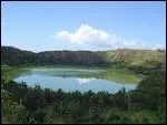 Situ sur Petite-Terre, l'une des les de Mayotte, le lac Dziani s'est form dans le cratre d'un ancien volcan. L'eau charge de soufre lui a donn sa couleur meraude. Que dit la lgende sur ce lac