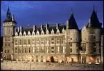 Quel est le style de la Conciergerie, majestueux btiment sur l'le de la Cit, d'abord demeure royale, puis prison  la fin du XIVe sicle ?