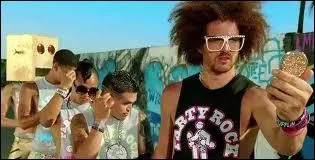 Que fait l'un des chanteurs dans le clip de  Sexy and I know it  ?